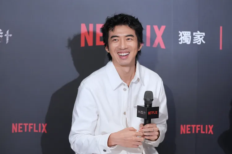 傅孟柏自招演屍體時眼睛不小心打開。攝影中心攝