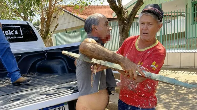 村民們用皮卡車將傷者送醫。翻攝自X