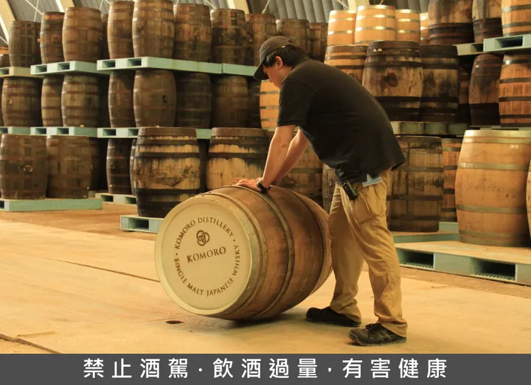 Komoro Distillery 小諸蒸餾所熟成倉庫內已開始堆疊各式橡木桶。業者提供