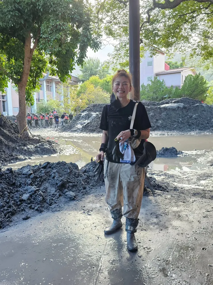 女星邵庭投入救災，弄得「滿身泥」。翻攝邵庭Threads