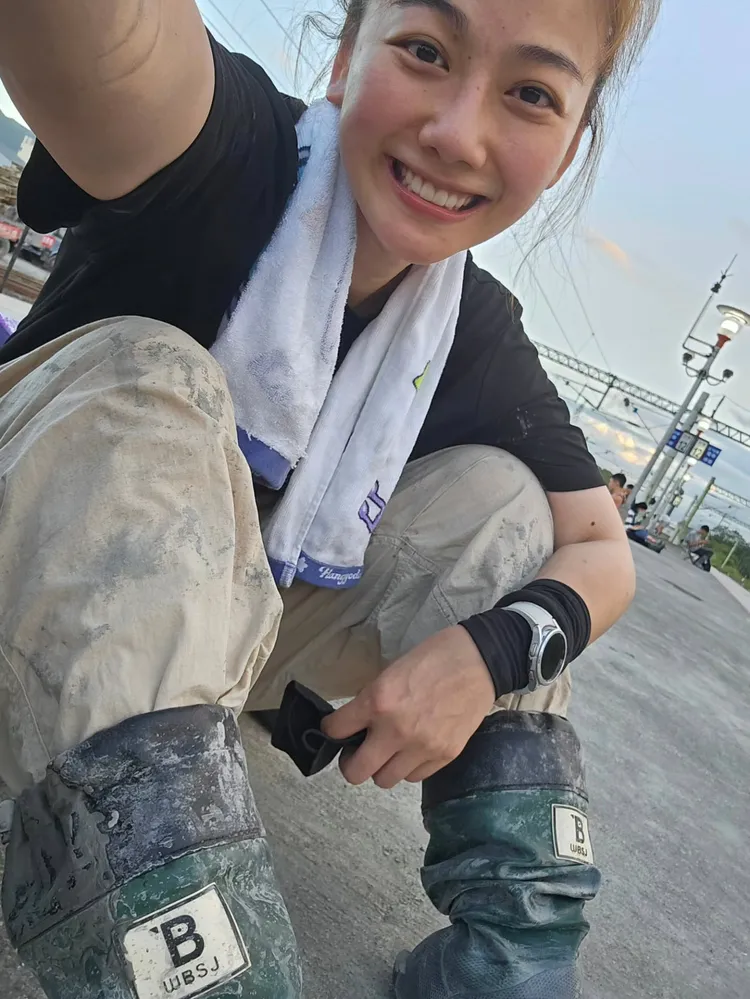 女星邵庭投入救災，弄得「滿身泥」。翻攝邵庭Threads