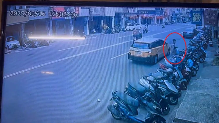 駱男搭計程車到旅館。民眾提供