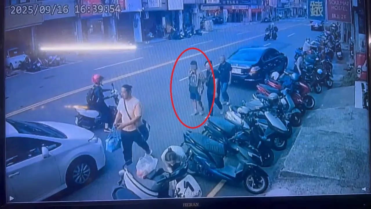 警方從旅館帶走駱男。民眾提供