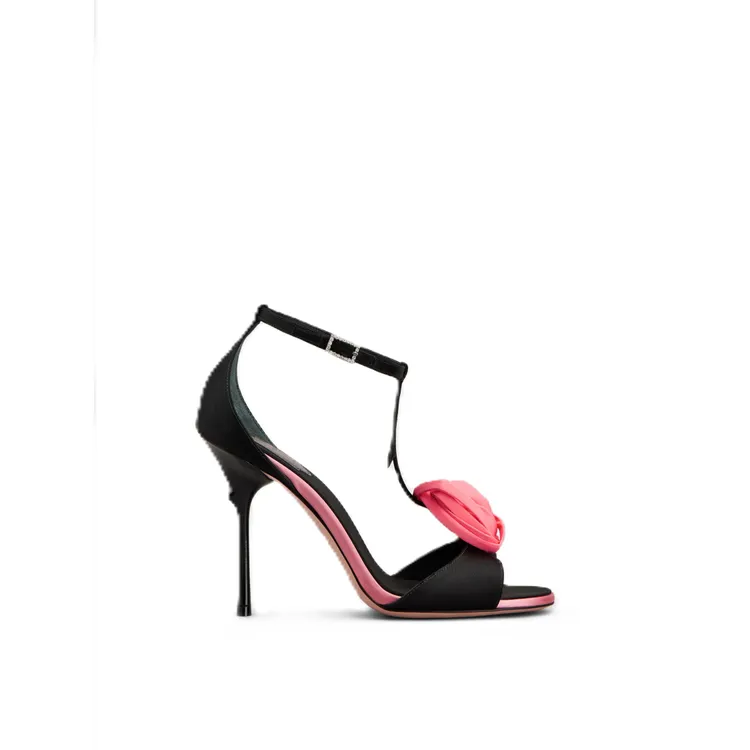 ROGER VIVIER Rose Vivier黑光緞面粉玫瑰晚宴涼鞋，5萬9200元。品牌提供
