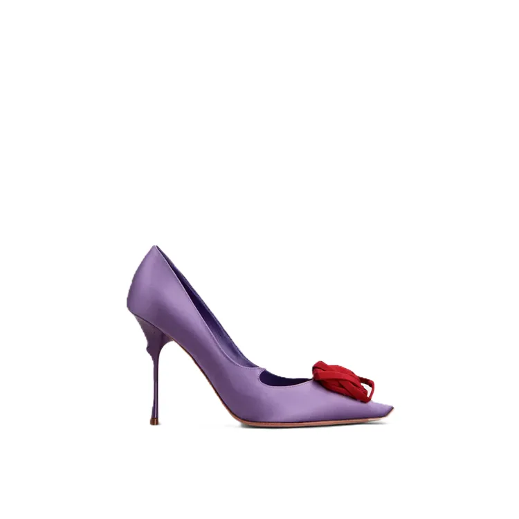 ROGER VIVIER Rose Vivier嫣尾紫光面緞紅玫瑰高跟鞋，5萬9200元。品牌提供