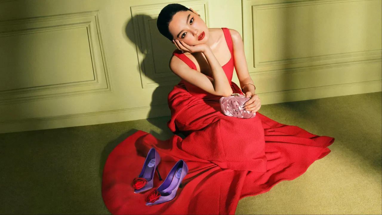辛芷蕾演繹ROGER VIVIER 2025秋冬形象廣告。品牌提供