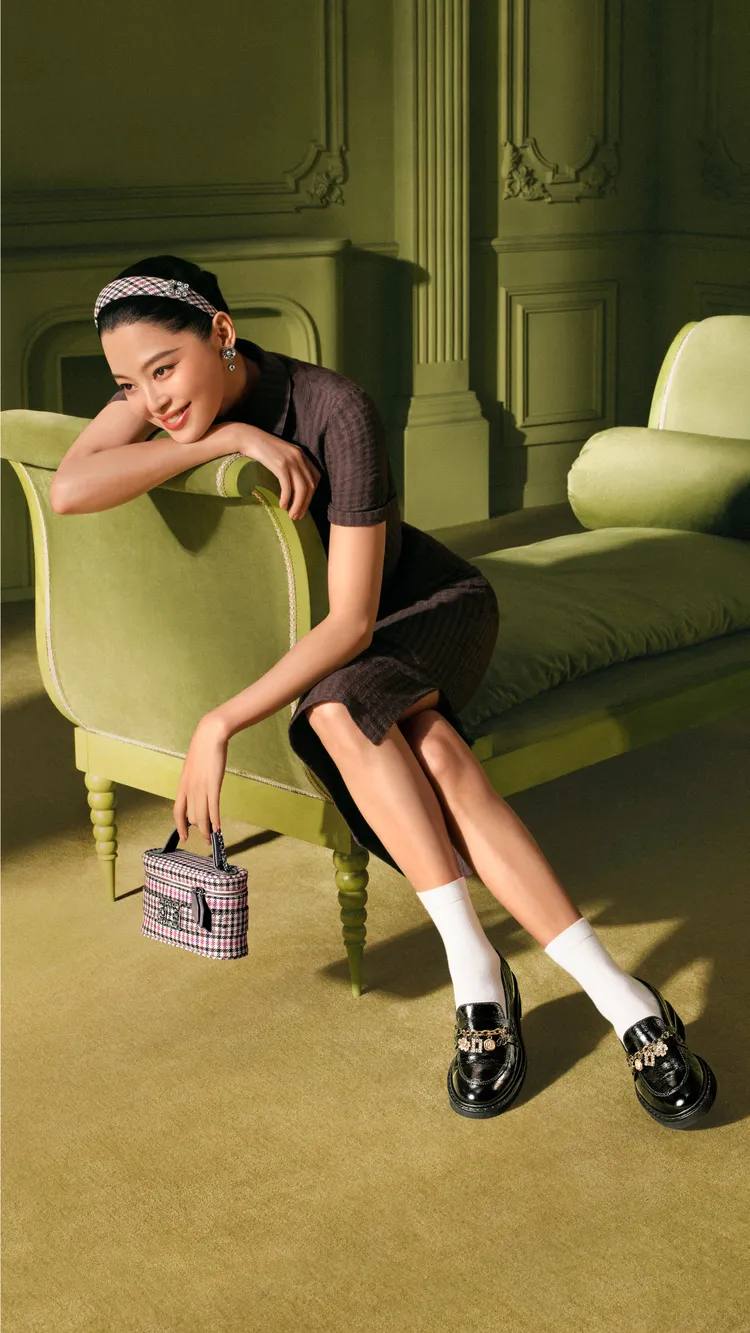辛芷蕾搭配Viv’ Rangers Charms樂福鞋與Vanity鑽扣包袋。品牌提供