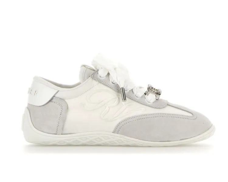 ROGER VIVIER Viv Low白色緞面麂皮鑽扣德訓鞋，4萬7600元。品牌提供