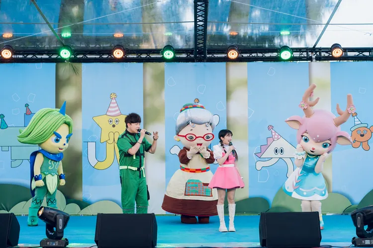 「口袋小子開學祭－新竹封街派對」，唱跳大舞台有表演節目《妖果小學》。小公視提供