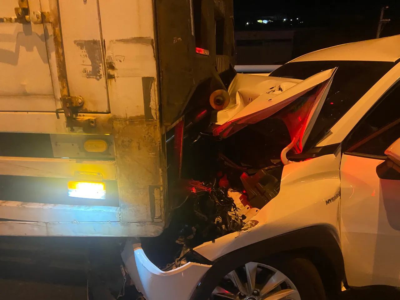 另部轿车遭推撞后,也推撞前方大货车。警方提供