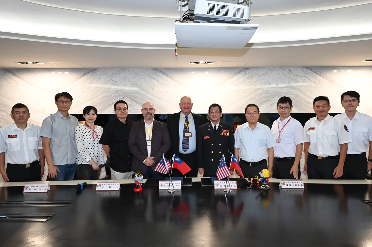 美国德州农工大学代表与新北市政府消防局人员合影留念。消防局提供