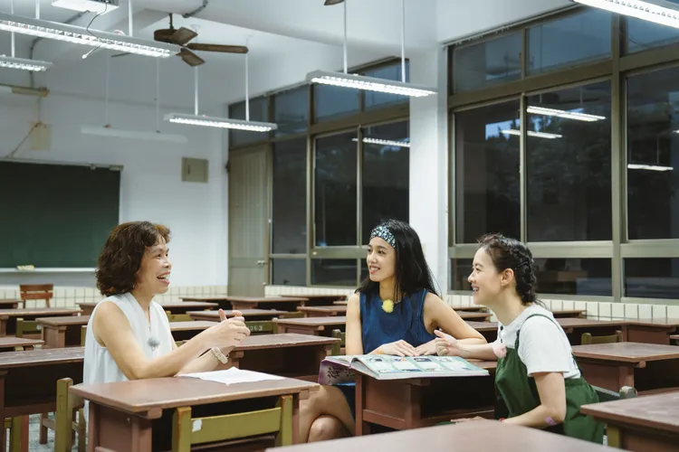 陳庭妮（中）帶曾寶儀（右）重返母校台中衛道中學國中部，訪問當年她的生物老師。三立、MyVideo提供