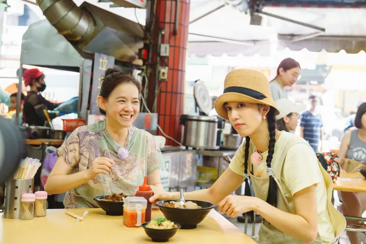 台中東勢有陳庭妮（右）滿滿的青春回憶，左為曾寶儀。三立、MyVideo提供