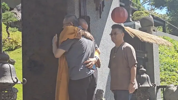 柯文哲與本藏法師擁抱。翻攝畫面