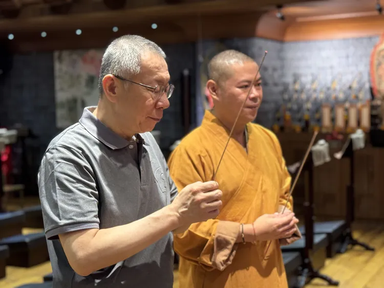 柯文哲拜祭父親。民眾黨提供