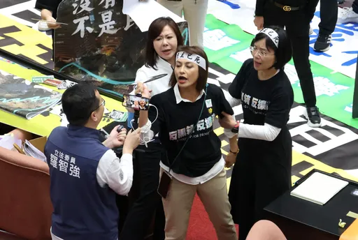 纸扇打脸罗智强被起诉!邱议莹致歉「无法接受对法案不尊重」