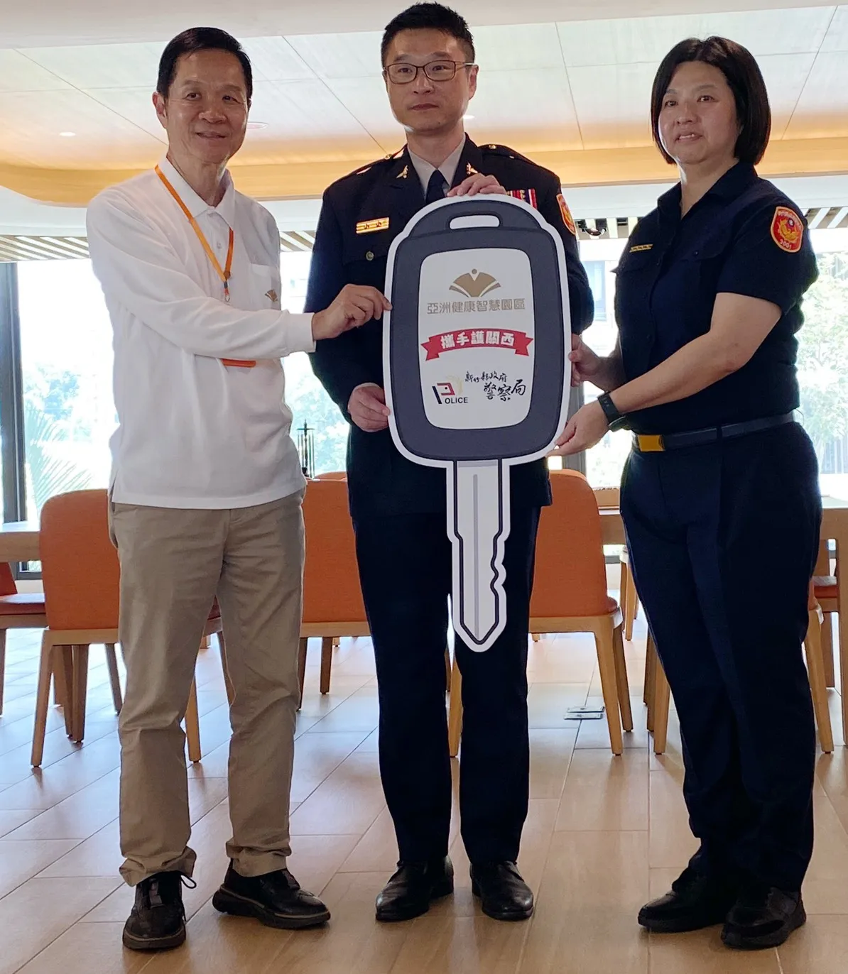 亚洲健康城董事长彭培业(左)捐赠巡逻车,由警察局长林建隆(中)、新埔分局长张舒喻代表受赠。新竹县警局提供