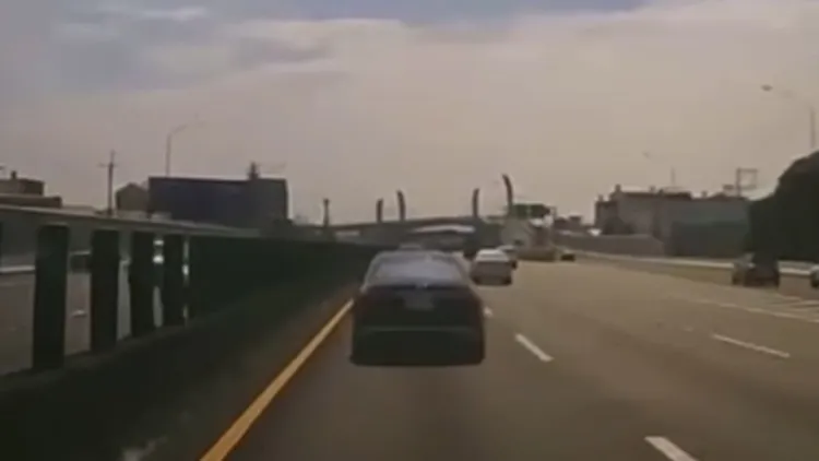 救護車駕駛說，這輛賓士邁巴赫阻擋救護車長達2分半鐘。翻攝Threads