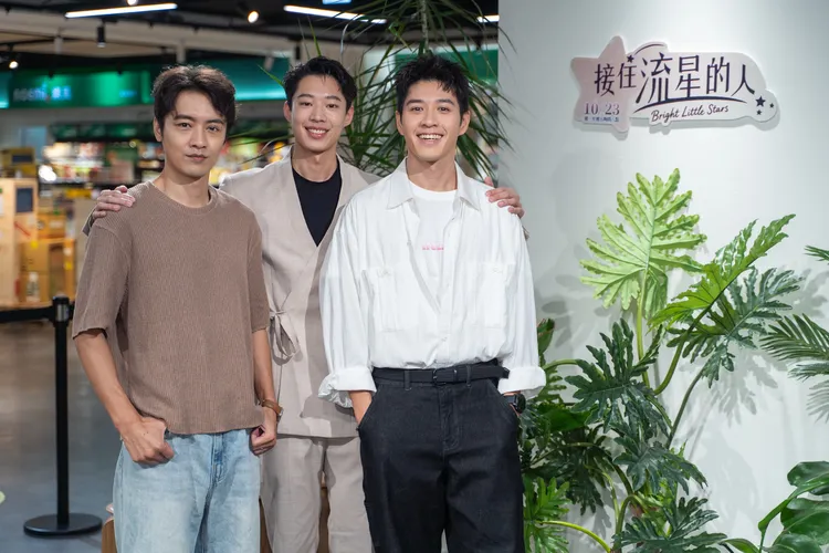 大愛劇《接住流星的人》吳政勳飾演陸小芬兒子「謝鎮蔚」、黃信赫及吳岳擎飾演課輔班志工老師。大愛提供