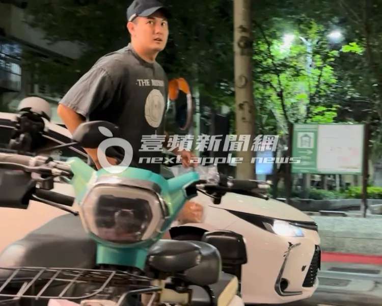 身高180公分、目前任職餐廳行政主廚的Alan（陳羿偉），低調跟女友小禎下車走在後頭。特勤中心攝