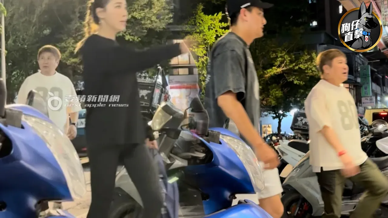 小祯偕男友Alan一起接胡瓜走进餐厅赴宴。特勤中心摄