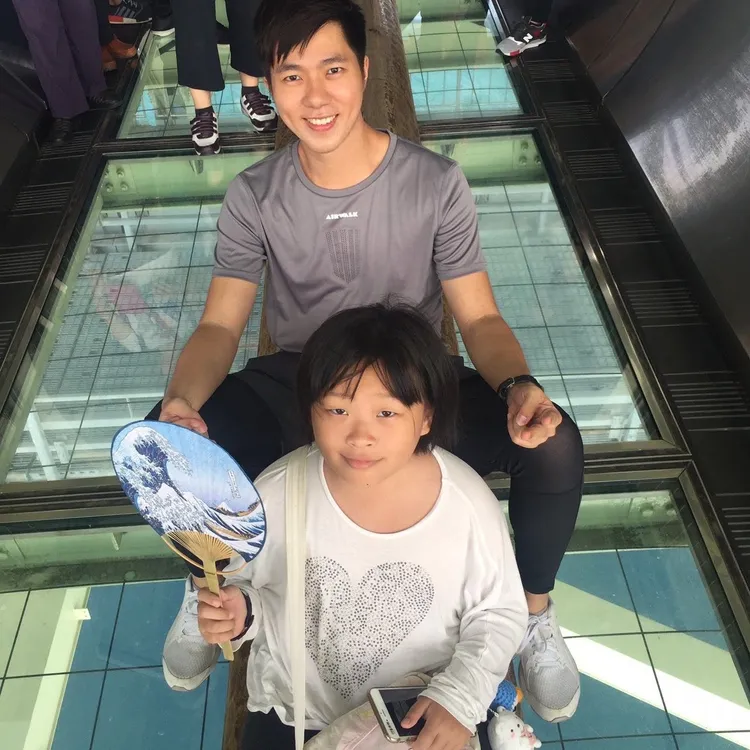 演員古程丰（後）與受害者外甥女（前）從小感情就很好，今發出聲明盼正義得以伸張 。小超人綜合體能俱樂部提供