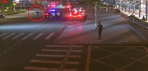 苗栗男不明原因站車道 踹警車作勢襲警!遭帶回管束
