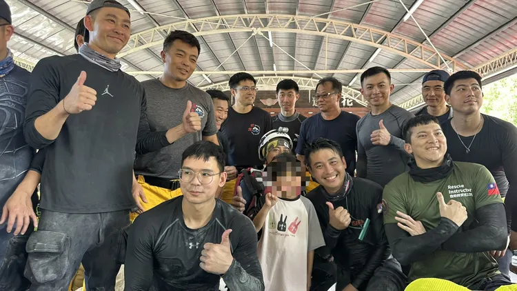 屏東特搜隊24日救出6歲女童。屏東縣消防局提供