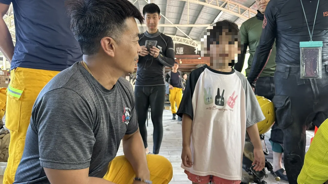 屏东特搜队24日救出6岁女童。屏东县消防局提供