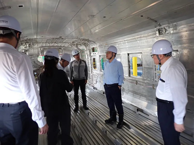 高鐵董事長史哲（右起2）赴日本車廠，於N700ST組裝車廂內巡視進度。高鐵提供