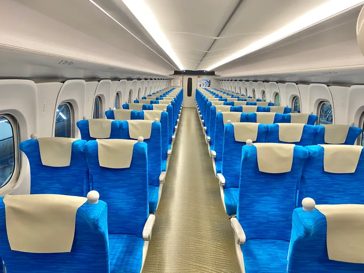 高鐵將引進來台的新世代列車，以日本新幹線「N700S」為參考，包含標準座位配色將改為青色調等特色。莊偉祺攝