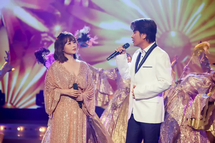 吳淑敏（左）和江志豐合唱。民視提供