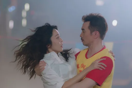 港星陳豪復刻《亂世佳人》 樓梯急抱張曦雯屁股沒力了
