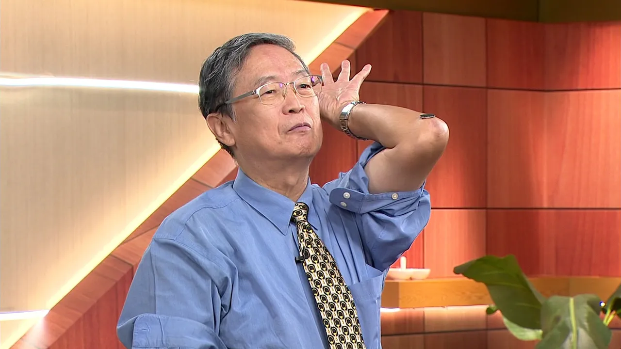马西屏手脑并用,反手硬币快狠准。年代提供