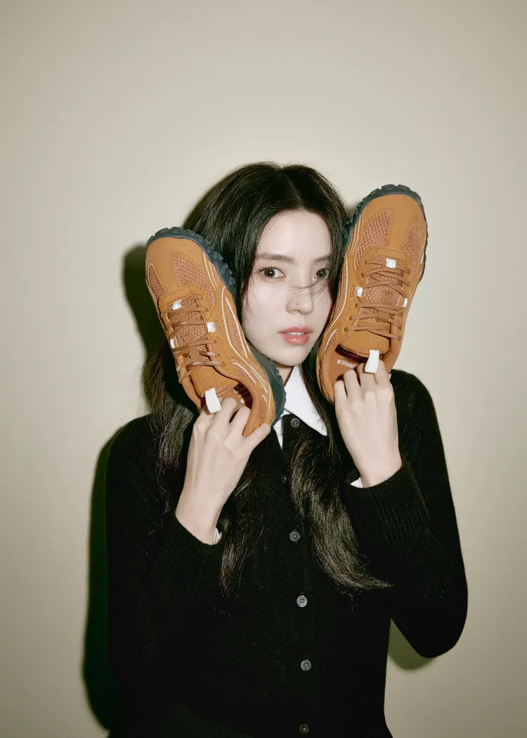 韓素希演繹摩卡MACCHIATO配色的Echappe薄底鞋。品牌提供