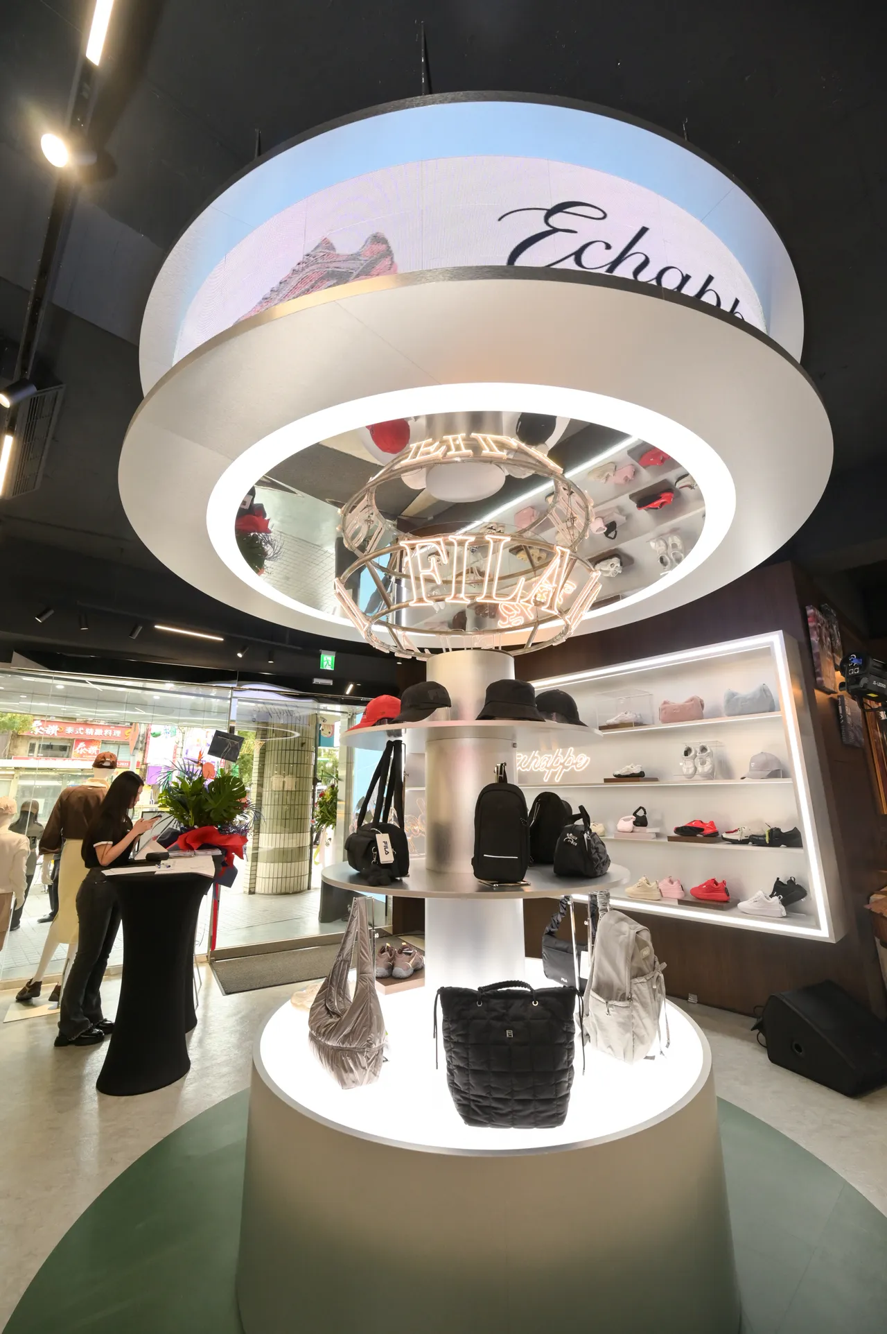 银色圆柱体展区直接还原明洞旗舰店店装。品牌提供