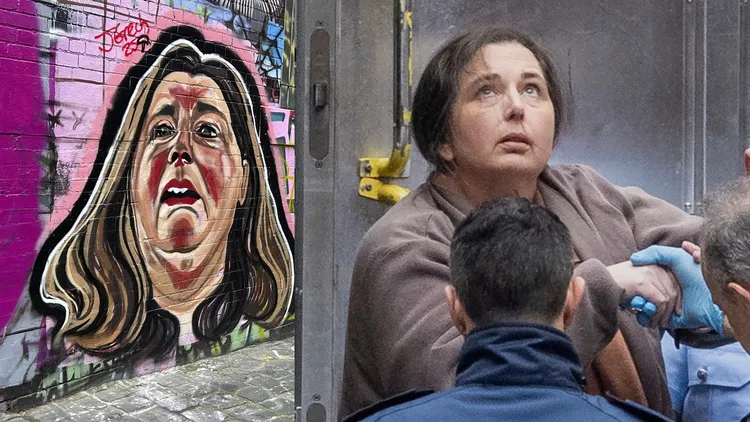 兇嫌某次出庭抬頭「問天」的表情（右圖），成了聲援象徵。美聯社