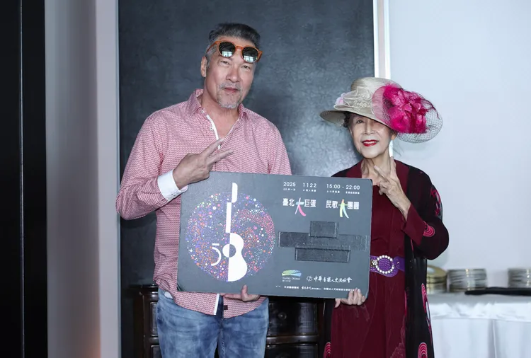 洪小喬與黃仲崑相見歡。娛樂中心攝