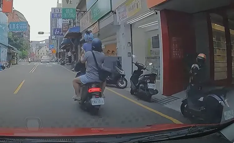 由於超載加上小孩站在座墊上疑導致重心不穩，機車行駛時一路搖晃。民眾提供