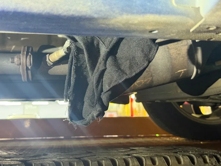 王男車子底盤留有被害人之殘破衣物及毛髮，涉案事證明確。民眾提供