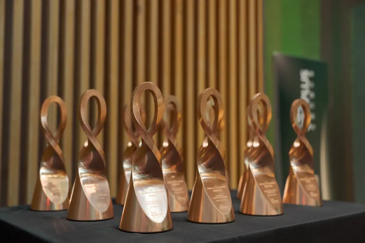 台積電生物多樣性獎學金獎盃以台積電硫酸銅廢液，循環再生的銅管再製而成。台積電提供