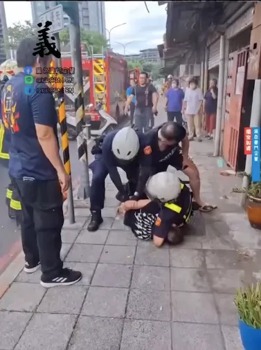 情緒爆發的鍾男被警方壓制在地。翻攝畫面