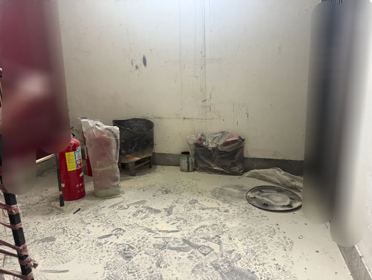 钟男为讨债竟在公寓梯间乱喷洒灭火器。翻摄画面