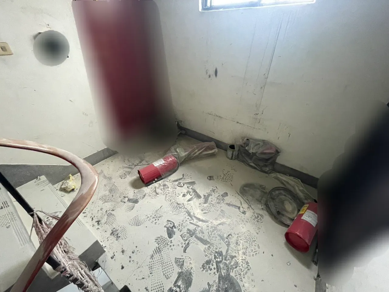 钟男为讨债竟在公寓梯间乱喷洒灭火器。翻摄画面