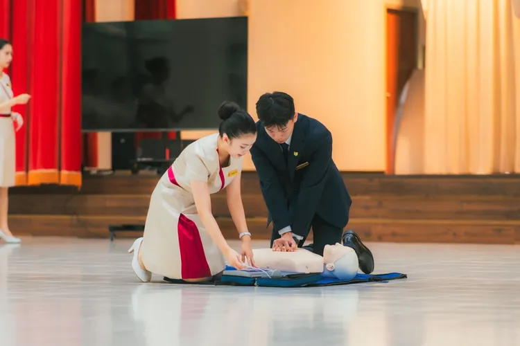 文藻親善大使培訓課程涵蓋儀態形象、專業禮賓及基本救命術（BLS）證照訓練。翻攝畫面