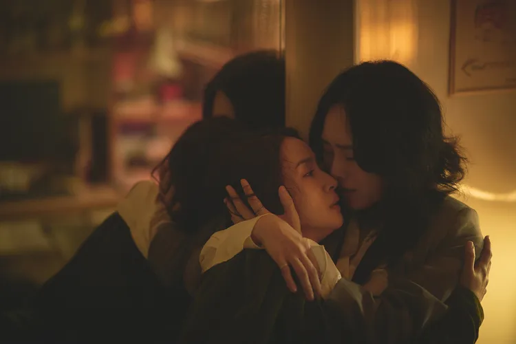 林依晨和吳可熙在電影裡愛的濃烈。周子娛樂提供