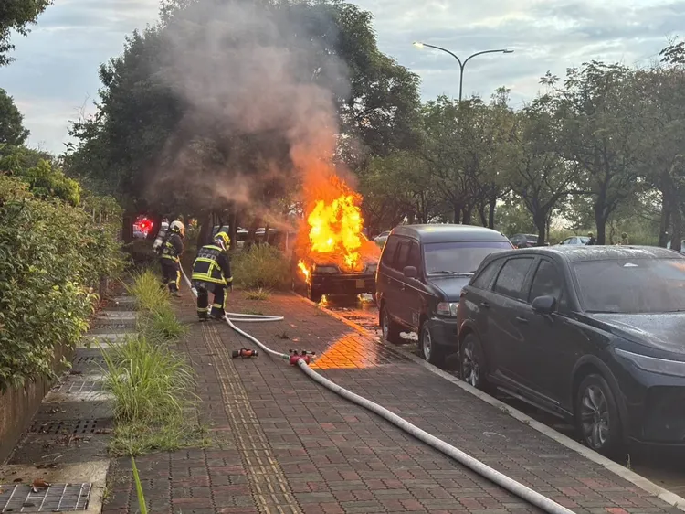停在路邊的BMW休旅車突起火。民眾提供