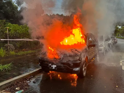 台中都會公園旁火燒車 345萬BMW X5停路邊燒剩骨架