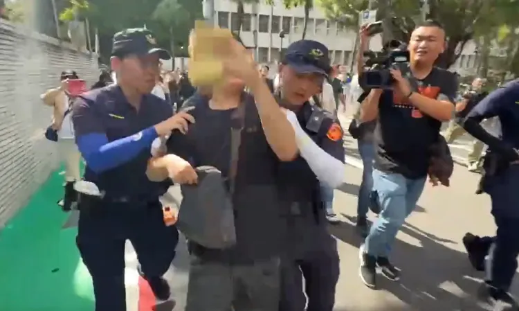 吃屎哥從包包拿出冥紙撒。翻攝畫面