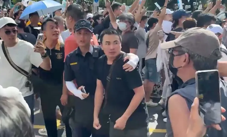 吃屎哥到現場鬧場。翻攝畫面